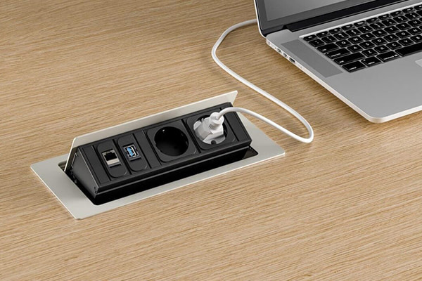 imagine cu încărcarea mesei de conferințe