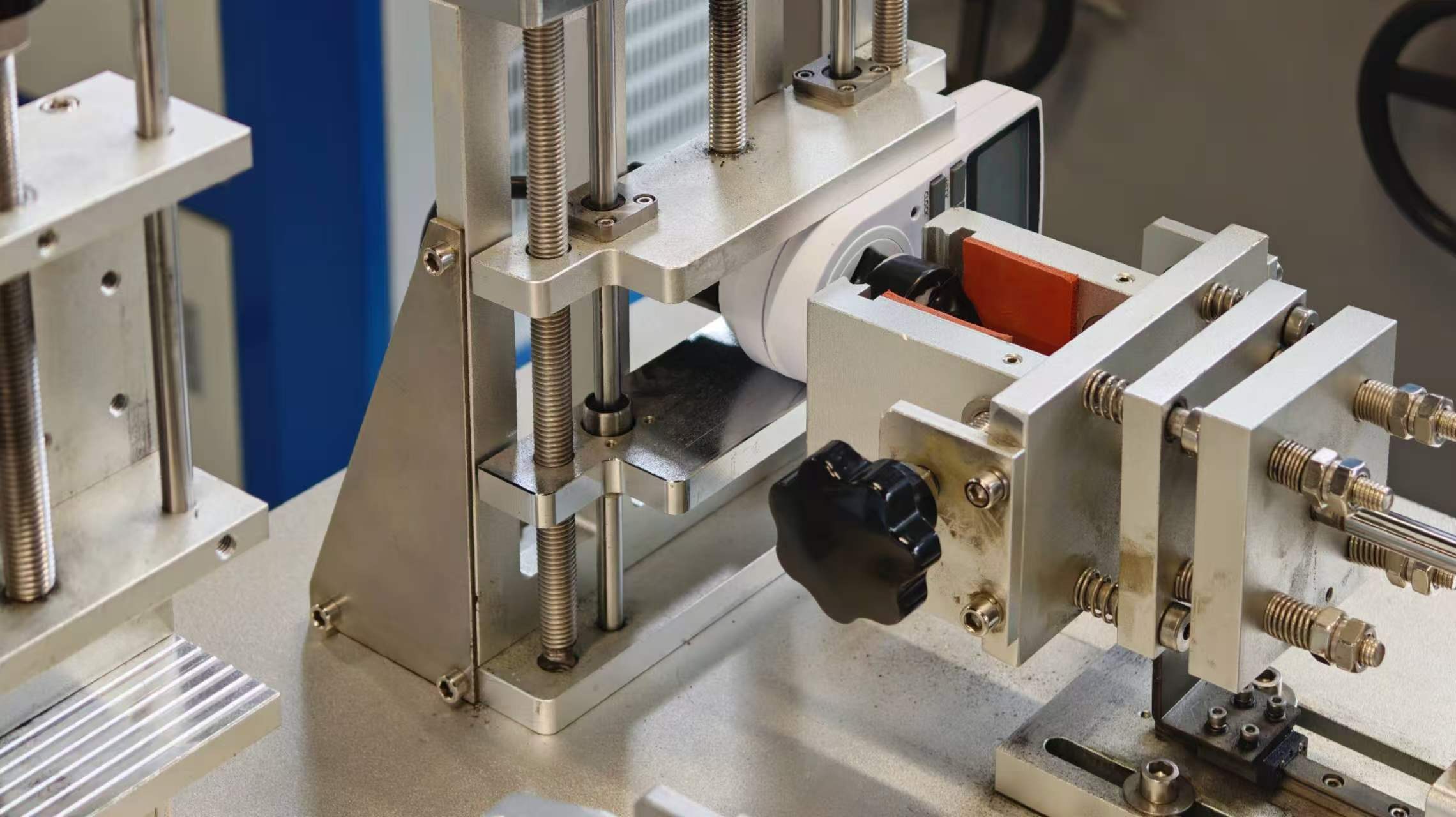 Möte mellan europeiskt affärsteam och kinesisk OEM-tillverkningspartner för anpassade kraftlösningar